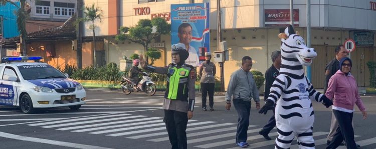 Sahabat Masyarakat !! Polantas Pati dan Badut Zebra Hadir