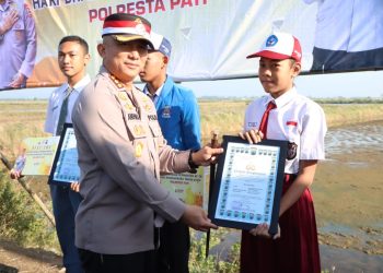 Kepedulian Sosial, Kapolresta Pati Berikan Bansos dan Beasiswa