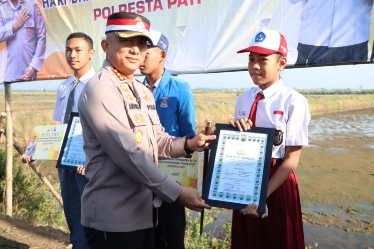 Kepedulian Sosial, Kapolresta Pati Berikan Bansos dan Beasiswa