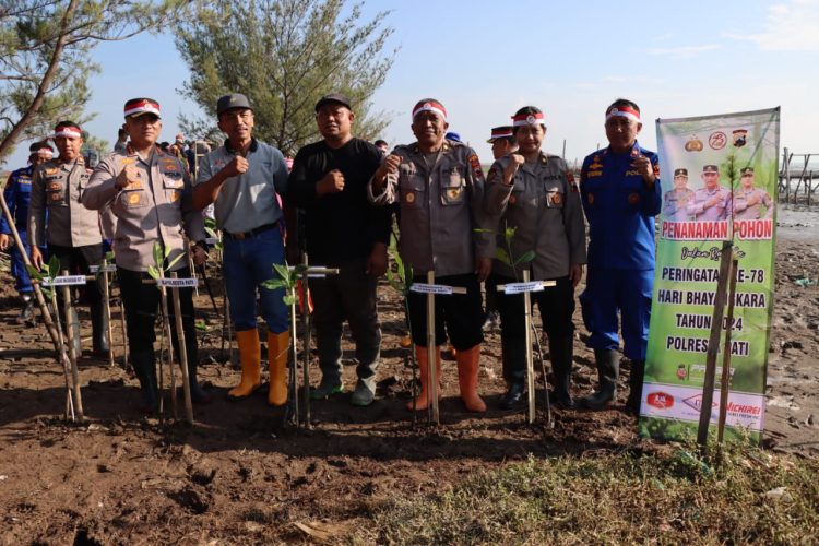 Komitmen Polri Terhadap Lingkungan, Polresta Pati Kompak Tanam 1000 Pohon