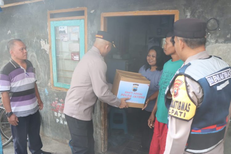 Kapolresta Pati Salurkan Paket Sembako dan Uang Tunai ke Warga Kurang Mampu