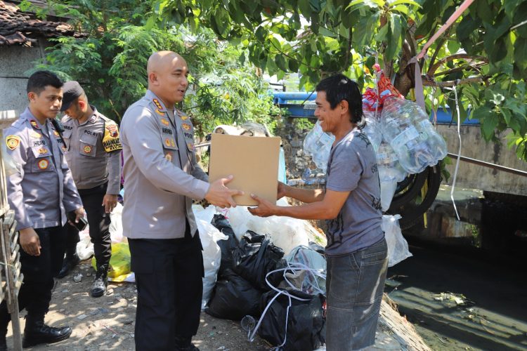 Commander Wish Kapolda Jateng, Kini Polresta Pati Salurkan Bantuan Sosial