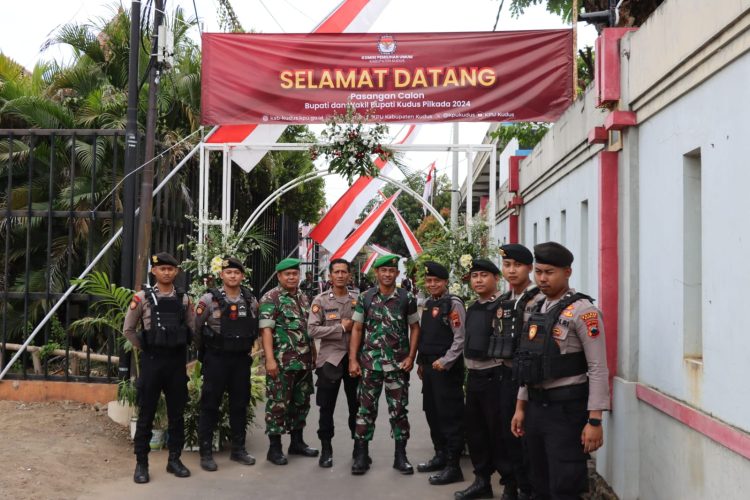 Ratusan Personil Gabungan TNI – Polri Perketat Pengamanan di KPU Kudus