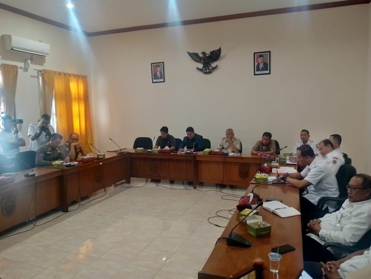 Minta Izin Ratakan Lahan! Ratusan Petani Gelar Aksi Unjuk Rasa