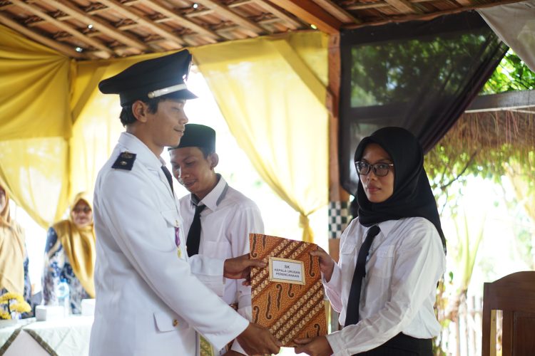 Gigih Sandistya dan Khoiriyah Resmi Menjabat Perangkat Desa Pekalongan