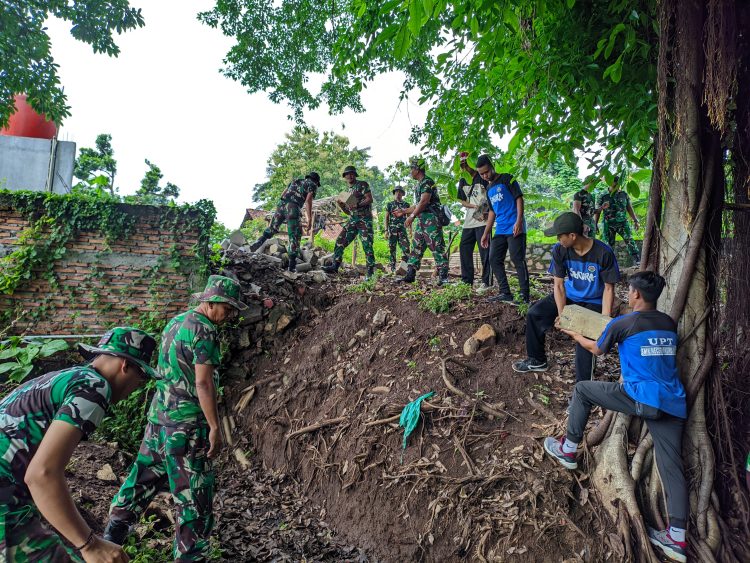 Karya Bhakti TNI adalah Wujud Kepedulian di Kelurahan Kramas