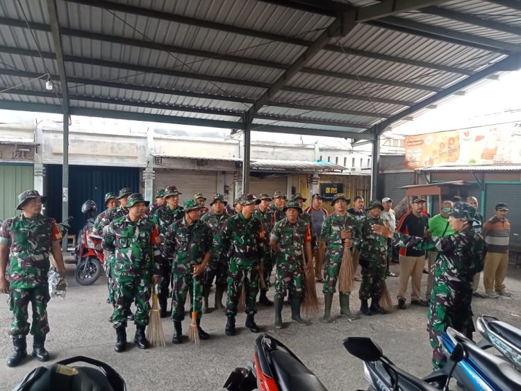 Sambut Hari Juang TNI AD Tahun 2024, Anggota Koramil Juwana Bersih – bersih Pasar Porda