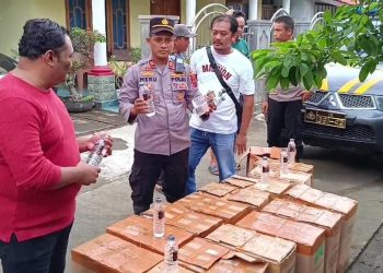 Kerja Sama Warga dan Polisi Ungkap Penyimpanan Miras di Kandang Kambing