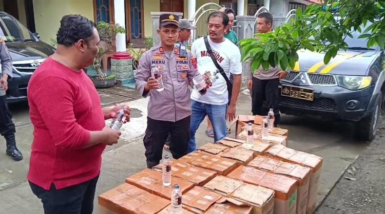 Kerja Sama Warga dan Polisi Ungkap Penyimpanan Miras di Kandang Kambing