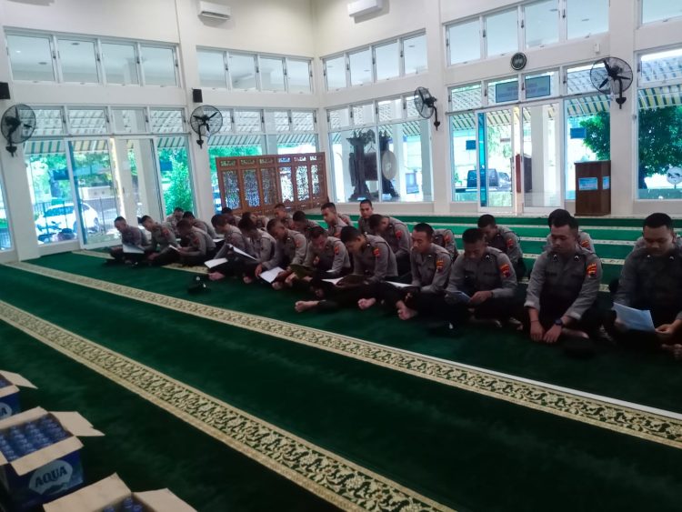 Polresta Pati Tingkatkan Moral Personel melalui Binrohtal Awal Tahun