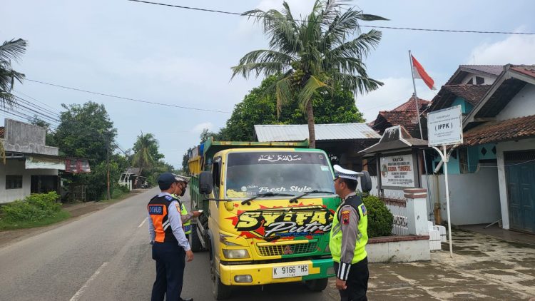 Satlantas Pati Imbau Warga Aktif Laporkan Kendaraan Bermuatan Berlebih