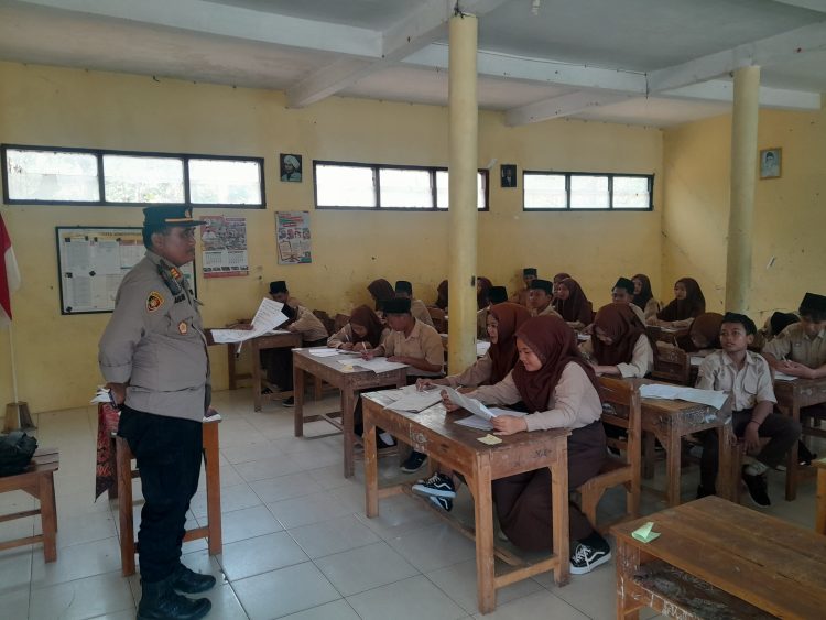 Pencegahan Kenakalan Remaja, Kapolsek Sukolilo Berikan Edukasi dan Pemahaman ke Siswa – Siswi