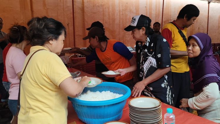 Kelenteng Hok Tik Bio Berbagi Kebahagiaan Lewat Makanan Gratis