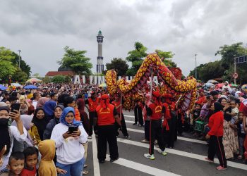 Simbol Ular Kayu, Para Pedagang Panen Rezeki di Momen Kirab Seni Budaya