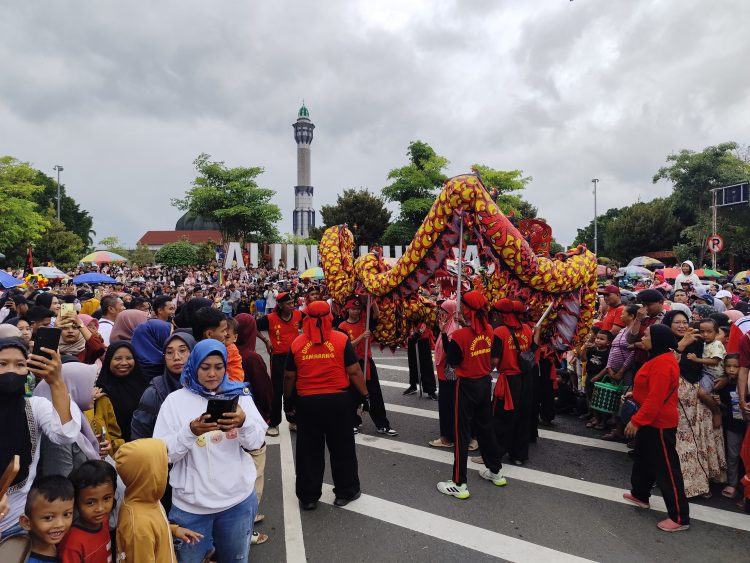 Simbol Ular Kayu, Para Pedagang Panen Rezeki di Momen Kirab Seni Budaya