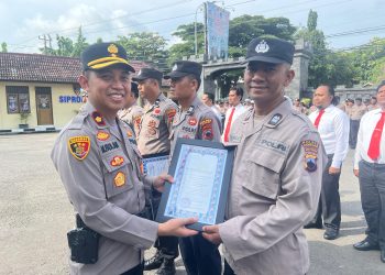 Dedikasi Tinggi, Aiptu Suwarjo Terima Penghargaan dari Kapolres Rembang