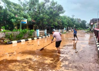 Warga dan Polsek Wedarijaksa Bersihkan Lumpur Pasca Banjir Surut