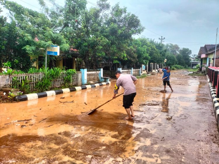 Warga dan Polsek Wedarijaksa Bersihkan Lumpur Pasca Banjir Surut