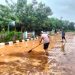 Warga dan Polsek Wedarijaksa Bersihkan Lumpur Pasca Banjir Surut