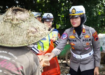 Gelar Jumat Berkah, AKP Ryan Mitha Pangesty Bagikan Makanan dan Minuman ke Para Pemulung