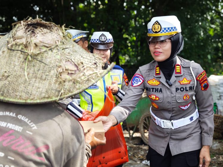Gelar Jumat Berkah, AKP Ryan Mitha Pangesty Bagikan Makanan dan Minuman ke Para Pemulung