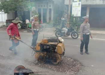 Jalan Berlubang di Pati – Kayen Mulai Diperbaiki, Satlantas Pati Hadir