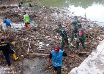Pembersihan Sungai Tambak Winong, Warga dan TNI Bersinergi