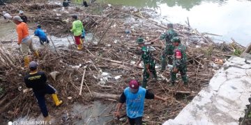 Pembersihan Sungai Tambak Winong, Warga dan TNI Bersinergi