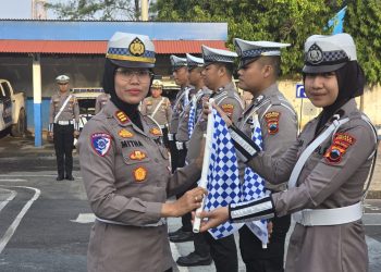 Tingkatkan Keselamatan, Kasat Lantas Polres Rembang Serahkan Bendera Gatur Polantas