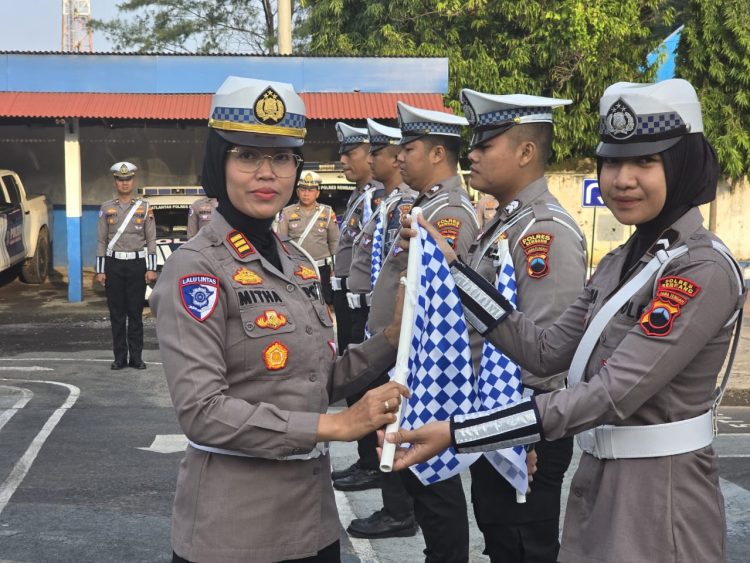 Tingkatkan Keselamatan, Kasat Lantas Polres Rembang Serahkan Bendera Gatur Polantas
