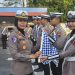 Tingkatkan Keselamatan, Kasat Lantas Polres Rembang Serahkan Bendera Gatur Polantas