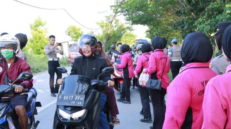 Berbagi Takjil, Polres Rembang Wujud Kepedulian di Bulan Suci Ramadhan