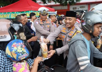 Berkah Ramadan, Polresta Pati Bagikan Ribuan Takjil Untuk Warga