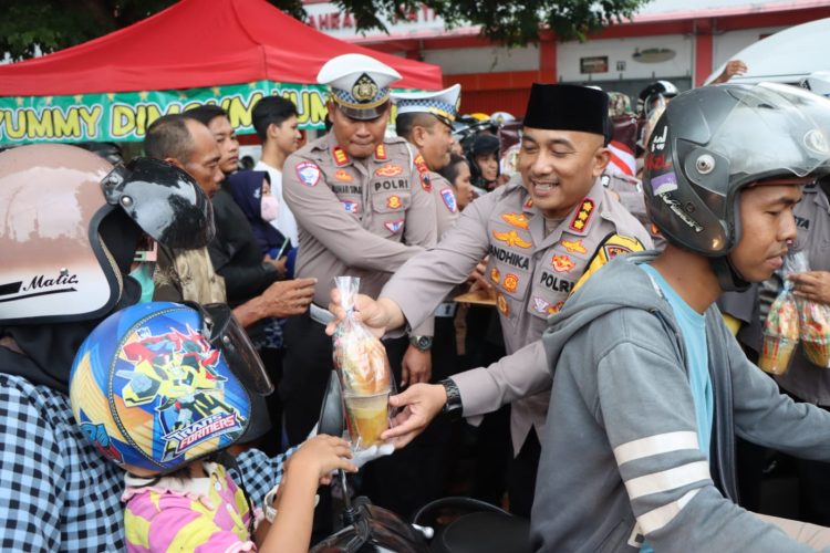 Berkah Ramadan, Polresta Pati Bagikan Ribuan Takjil Untuk Warga