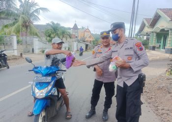 Berbagi di Bulan Ramadan, Kapolsek Dukuhseti Pimpin Pembagian Ratusan Takjil