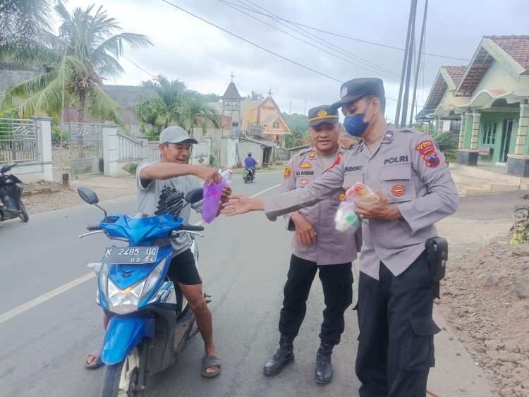 Berbagi di Bulan Ramadan, Kapolsek Dukuhseti Pimpin Pembagian Ratusan Takjil