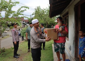 Momen Haru, Polisi Bagikan Sembako ke Warga Kurang Mampu