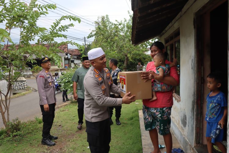 Momen Haru, Polisi Bagikan Sembako ke Warga Kurang Mampu
