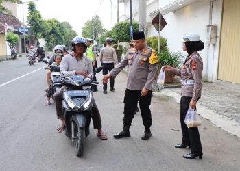 Bagikan Takjil Gratis ke Warga, Kapolres Rembang Turun
