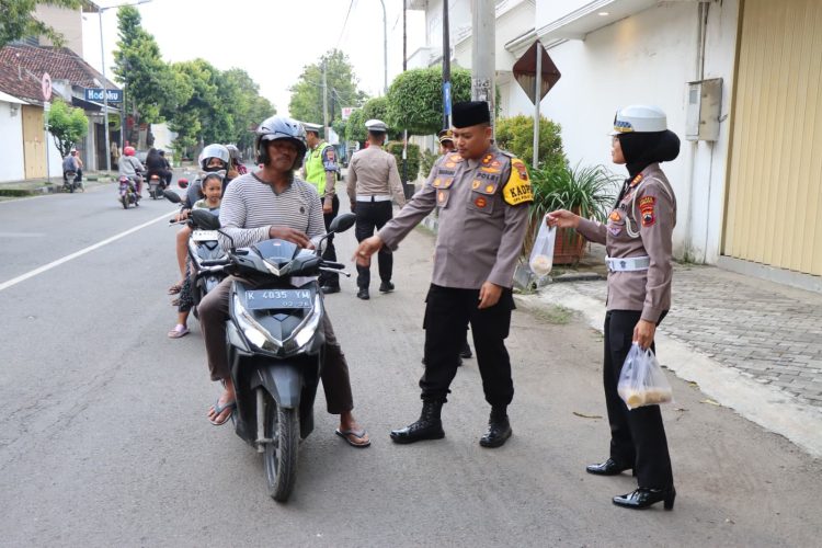 Bagikan Takjil Gratis ke Warga, Kapolres Rembang Turun