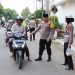 Bagikan Takjil Gratis ke Warga, Kapolres Rembang Turun
