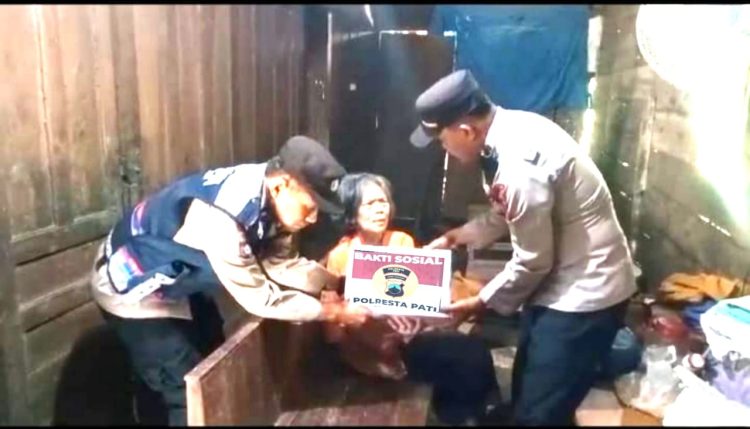 Salurkan Bansos dan Takjil Gratis Bagi Penerima Kurang Mampu