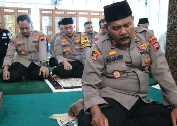 Polresta Pati dan Warga Gelar Sholat Berjamaah, Perkuat Keimanan