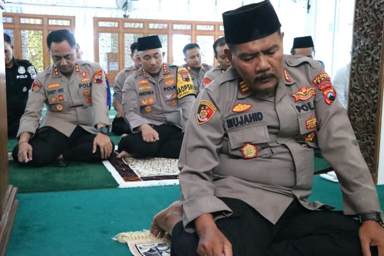Polresta Pati dan Warga Gelar Sholat Berjamaah, Perkuat Keimanan