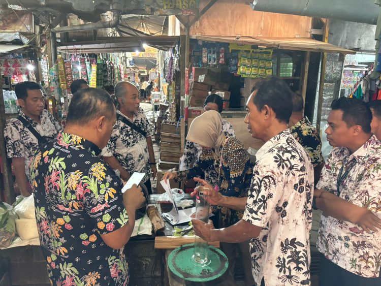 Pastikan Standar, Disdagperin Pati Periksa Minyak Goreng di Pasaran