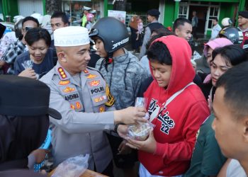 Berbagi Takjil Gratis, Masyarakat Merasa Terbantu