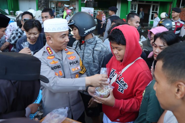 Berbagi Takjil Gratis, Masyarakat Merasa Terbantu