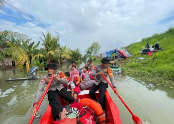 Dapur Lapangan, Brimob Polda Jateng Bantu Korban Banjir