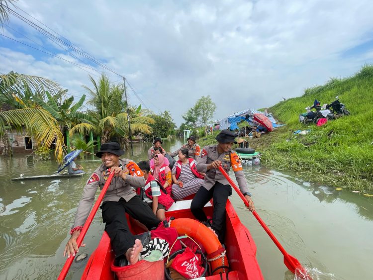 Dapur Lapangan, Brimob Polda Jateng Bantu Korban Banjir
