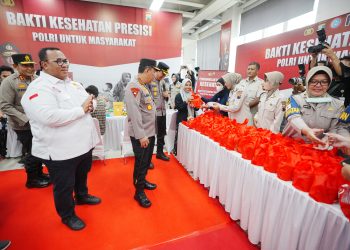 Pemeriksaan Gratis, Kapolri Serahkan Paket Kesehatan Untuk Pekerja